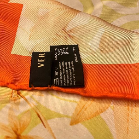 Versace Scarf 33’x33’x33’x33’ - Picture 6 of 16